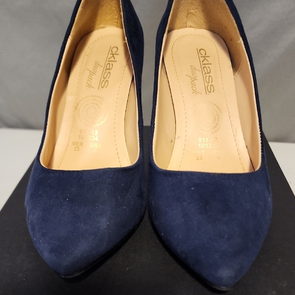 Classic Navy Blue Suede Heels with Pointed Toe - Picture 4 of 8